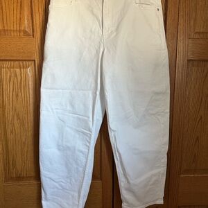 American Eagle white barrel jeans (long)